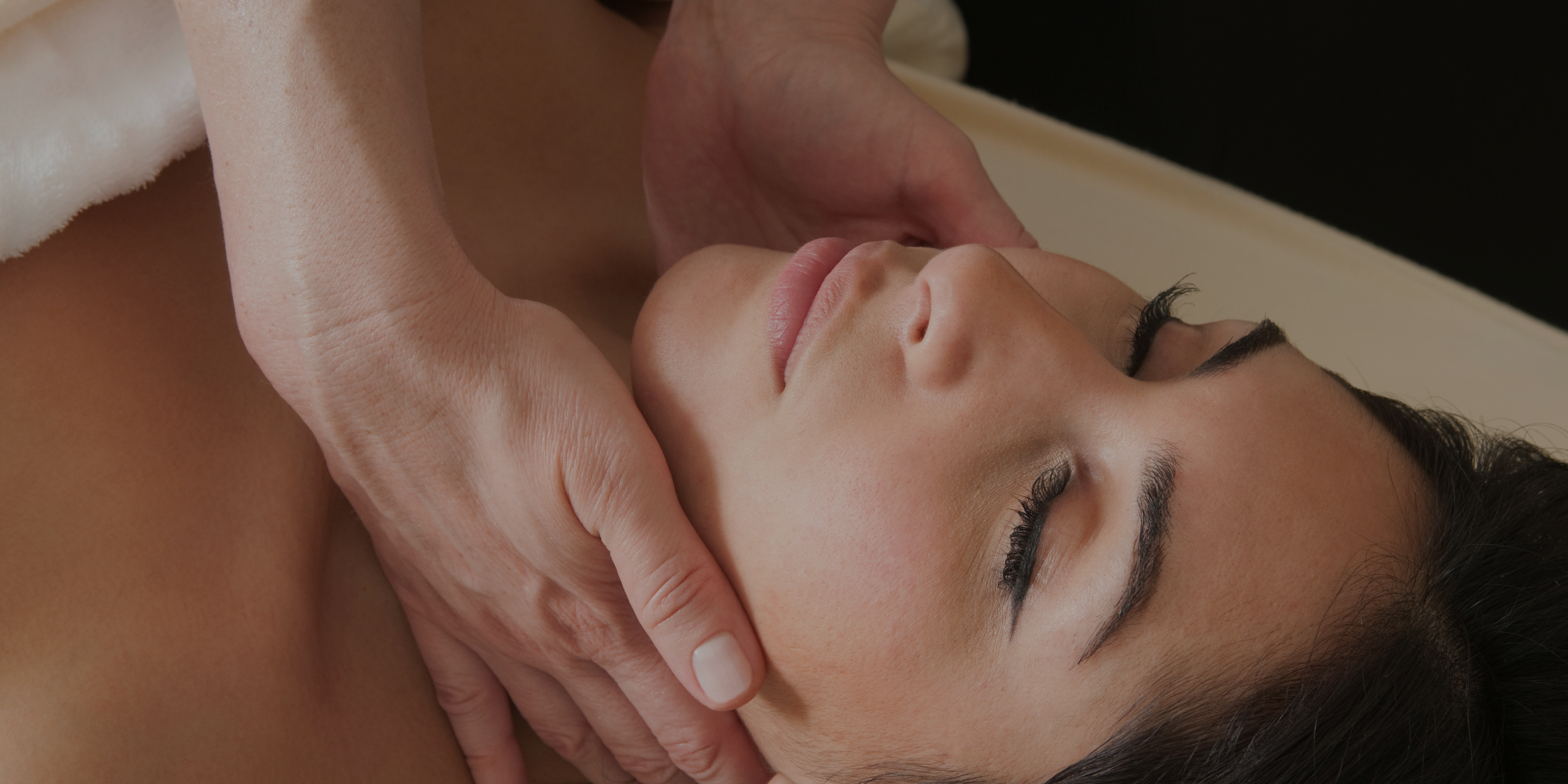 Glow Like Never Before: The Magic of a Lymphatic Facial Massage at Beautyologist